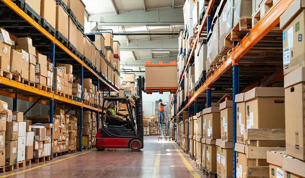 ما الفرق بين تخصص الخدمات اللوجستية في السعودية وإدارة سلسلة الإمداد؟